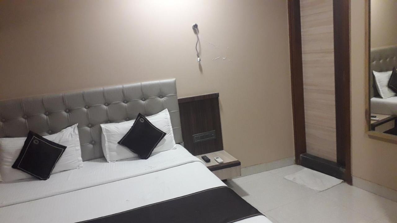 Shine Hospitality Crown Hotel Mumbai Exterior photo
